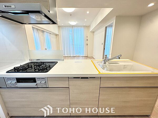 【Kitchen】美しく使いやすいキッチンは油汚れが簡単に拭き取れる素材で加工されており、浄水器シャワーから流す水の音を軽減する静かなシンクを採用。見えないところにさり気ない配慮が嬉しい