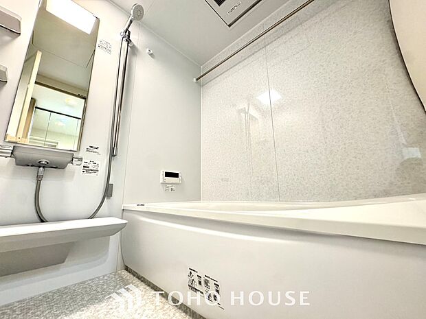 【Bathroom】奥行きが長く足を延ばしてもラクラクのスペース。体の大きい方でも嬉しいワイドサイズ。また、カビが付きにくく軽くこすれば簡単に落ちるお掃除ラクラク仕様です。