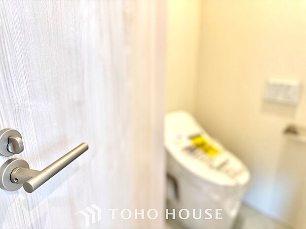 【Toilet】トイレも全て新品に交換されており、清々しく新生活を始めることができます。白基調の清潔感のある空間に生まれ変わりました。