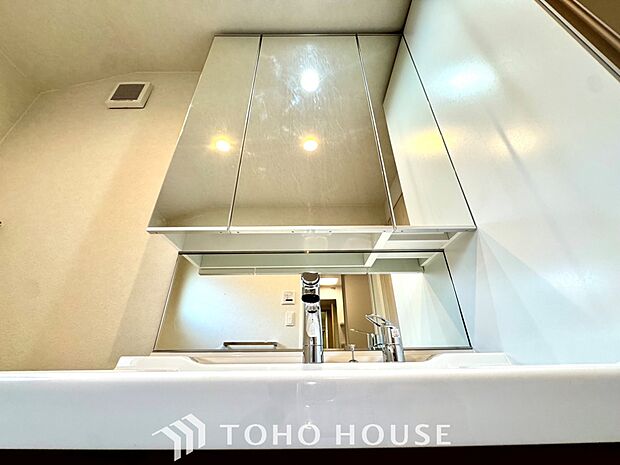 【Wash basin】十分な大きさの洗面台は収納もさる事ながら、身だしなみチェックや歯磨きなど、朝の慌ただしい時間でもホテルライクなスペースで余裕とゆとりを感じて頂けます。