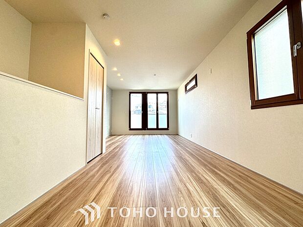 【リビングルーム】天井に埋められた連続する眩い光−ダウンライト。それはまるでフライト航路のアプローチライトのように優美でロマン溢れるポジショニング。