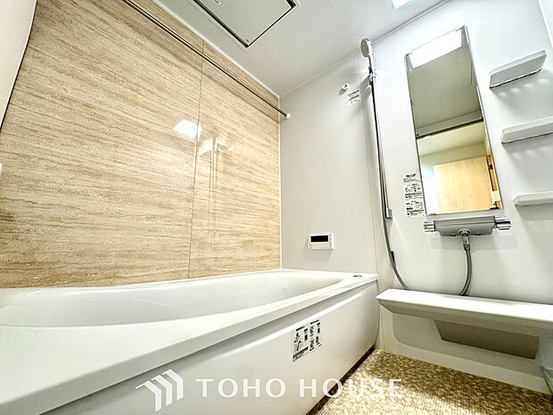 【Bathroom】奥行きが長く足を延ばしてもラクラクのスペース。体の大きい方でも嬉しいワイドサイズ。また、カビが付きにくく軽くこすれば簡単に落ちるお掃除ラクラク仕様です。
