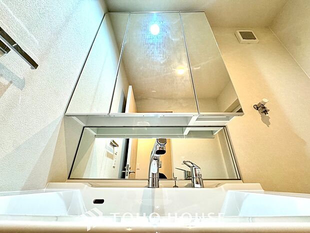 【Wash basin】十分な大きさの洗面台は収納もさる事ながら、身だしなみチェックや歯磨きなど、朝の慌ただしい時間でもホテルライクなスペースで余裕とゆとりを感じて頂けます。