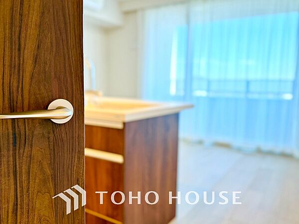 【LIVING】◆眩い◆光が燦々と入り、家族の笑顔を照らす。「いつまでも続いて」と願う夢のような毎日がここにある。