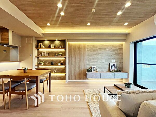 【LIVING】◆眩い◆光が燦々と入り、家族の笑顔を照らす。「いつまでも続いて」と願う夢のような毎日がここにある。
