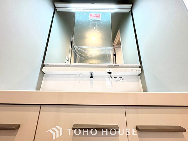 【Wash basin】十分な大きさの洗面台は収納もさる事ながら、身だしなみチェックや歯磨きなど、朝の慌ただしい時間でもホテルライクなスペースで余裕とゆとりを感じて頂けます。