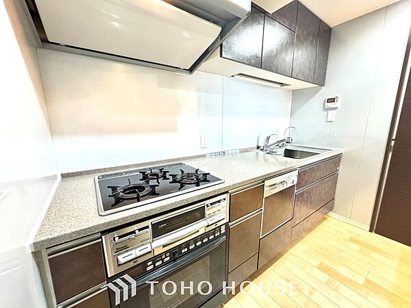 【Kitchen】美しく使いやすいキッチンは油汚れが簡単に拭き取れる素材で加工されており、浄水器シャワーから流す水の音を軽減する静かなシンクを採用。見えないところにさり気ない配慮が嬉しい