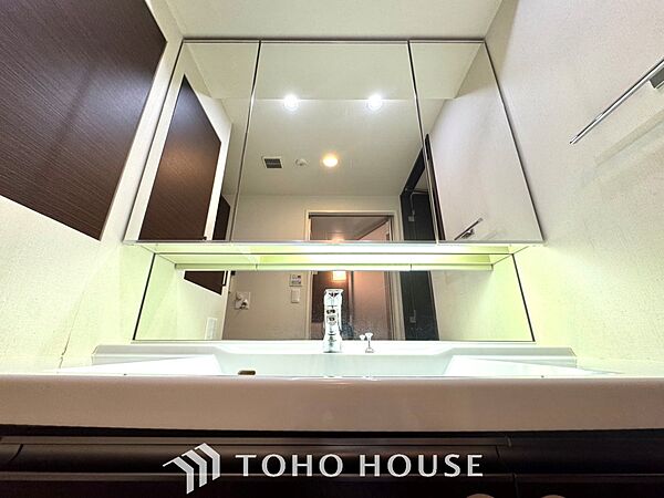 【Wash basin】十分な大きさの洗面台は収納もさる事ながら、身だしなみチェックや歯磨きなど、朝の慌ただしい時間でもホテルライクなスペースで余裕とゆとりを感じて頂けます。