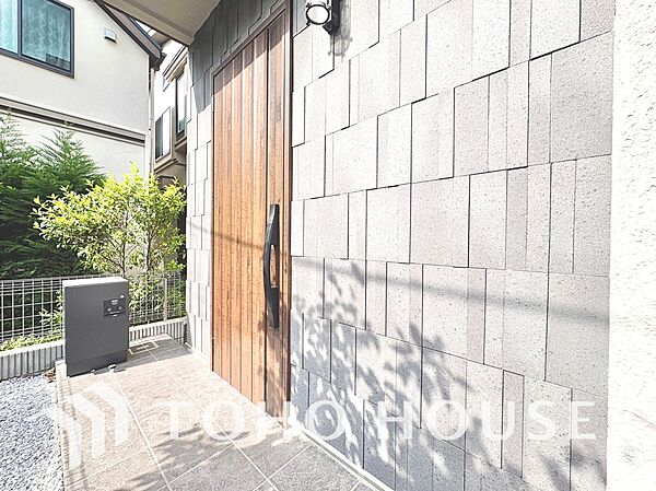 【玄関】住まう方や訪れる人を優しく迎えてくれるエントランス。