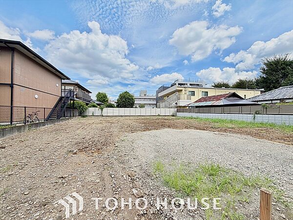 【landscape of the road】開けた空間の道路に面する住宅には、開放感と穏やかな温もり感じる。