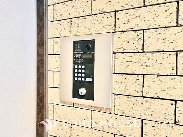 カメラ付き集合インターホンを備えたオートロックシステムでセキュリティ面も安心。質感豊かなレンガ調タイル壁にスタイリッシュに埋め込まれ、住まう人と訪れる人に高い安心感を与えます。