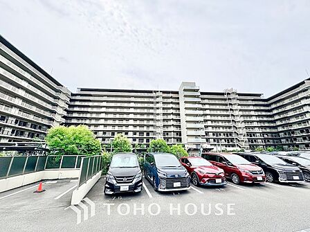 美しく剪定された生垣が敷地沿いに続き、プライバシーと歩行者の安全に配慮された開放的な接道環境。シックなネイビー調タイルが高級感を漂わせ、街並みと調和するモダンな佇まいです。