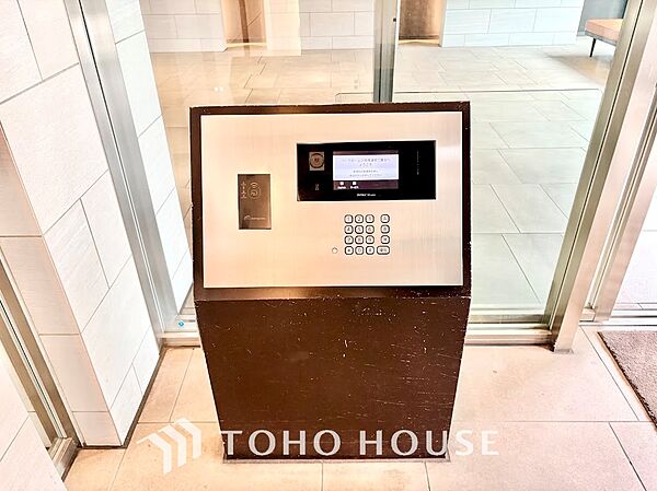 カメラ付きの集合玄関機で来訪者の姿を室内からしっかり確認。かざすだけの非接触キーリーダーを搭載しており、両手がふさがっている時でもスムーズかつ安全に入館できます