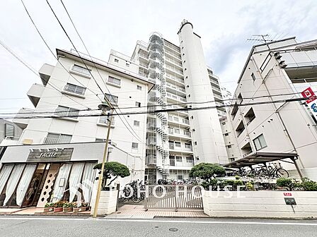 青空に映える堂々とした外観!周辺は整備されたきれいな歩道です