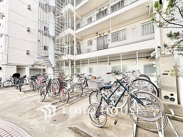 屋外駐輪・バイク置き場スペース。防犯カメラ設置で安心感があります