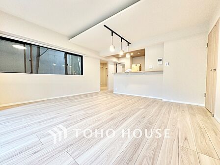 ◆リビング◆たくさんの窓から注ぐ太陽の光。時間の経過とともに光と影のコントラストがこの空間のムードを変え、部屋に変化と温もりをもたらしてくれる。