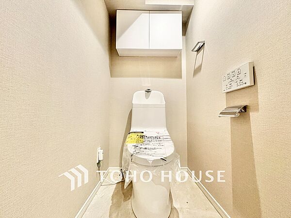 ◆トイレ◆トイレも全て新品に交換されており、清々しく新生活を始めることができます。白基調の清潔感のある空間に生まれ変わりました。