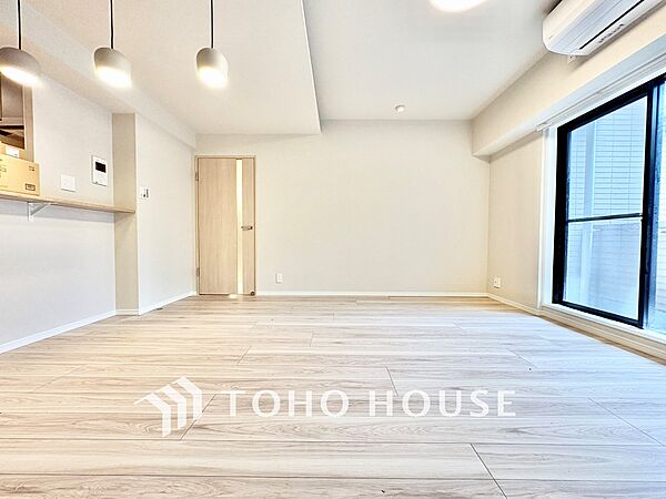 ◆窓を開けると◆冷涼な風、そよぐリビング。だんらんの場所はここから始まり、ここで終わる。家族の笑顔が集う素敵な場所だから、こだわり抜いた思いが詰まっているのだと思う。