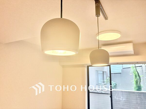 ◆闇夜の輝き◆オレンジ色の光は大人になった今の僕にはわかる。1日の終わりを伝えに来たわけではなく、また明日が来る方へ導いてくれた事を。