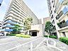外観：美しい石畳が広がる大規模マンションならではの車寄せ空間。周囲には整えられたシンボルツリーや植栽が配され、お車の乗降や送り迎えもスムーズに行える格調高いロケーションです。