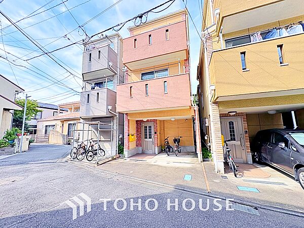 忙しい朝でも、しっかり家族が揃って食事をして頂けるゆとりある大きさのダイニングスペース。リビングと和室の続き間は急な来客時になど使い勝手が良いです。実際の空間を体感してみて下さい！