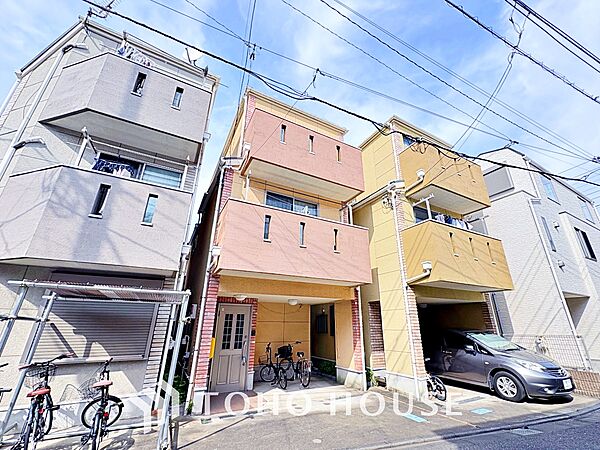 居心地のいい暮らしには欠かせない眩い採光。ゆったりとした幅の窓からこの空間に降り注ぐ採光が絶えない。明るいリビングこそ居心地のいい暮らしが待っているのだと思う。