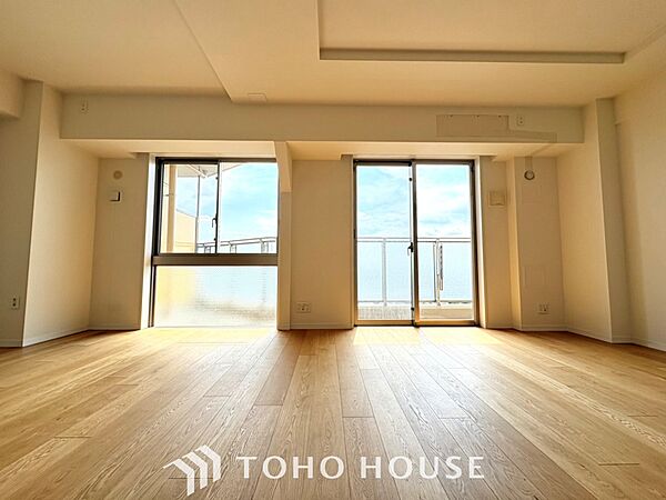 居心地のいい暮らしには欠かせない眩い採光。ゆったりとした幅の窓からこの空間に降り注ぐ採光が絶えない。明るいリビングこそ居心地のいい暮らしが待っているのだと思う。