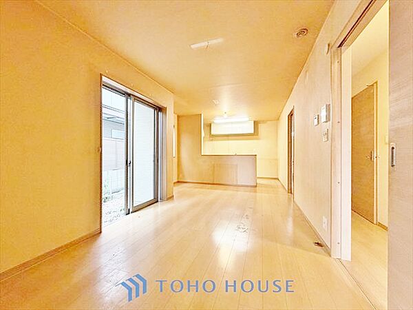◆リビングルーム◆天井に埋められた連続する眩い光－ダウンライト。それはまるでフライト航路のアプローチライトのように優美でロマン溢れるポジショニング。