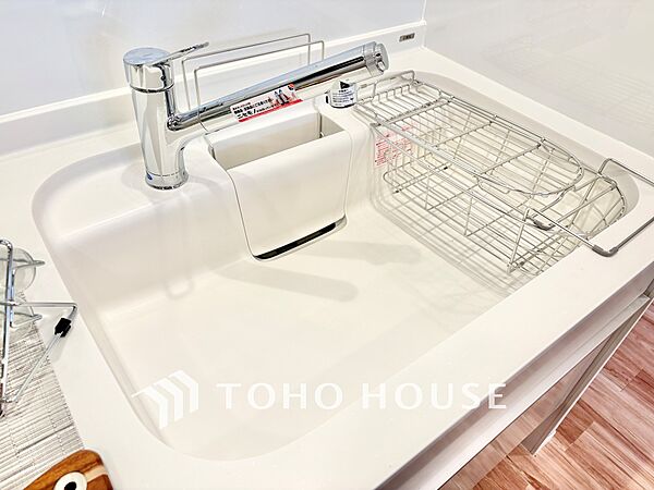 ◆今宵の食卓◆ダウンライトに反射するグラスを眺めながらワインを注ぐ。トクトクと心地いい音をさせながら、フランスの古城を思わせる薫りがたちこめ、とても幸せな時を過ごせる。