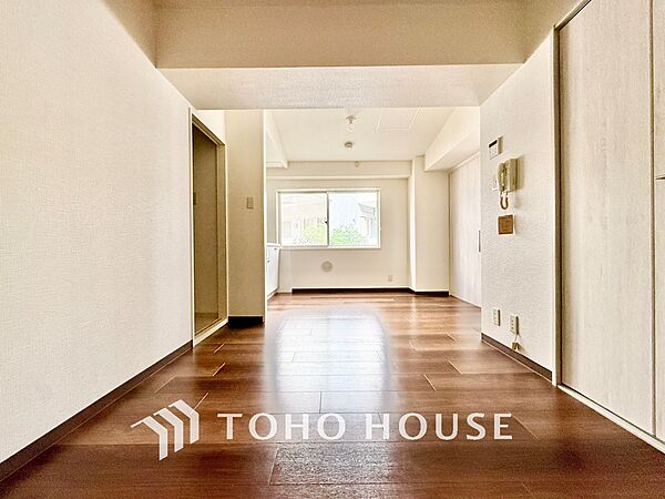 ◆木漏れ日◆の様な採光が優しく足元を照らし、心地いい暮らしの道しるべを写し出す。この空間で過ごす家族との語らいの時間がとても素敵で幸せを感じるかもしれない。