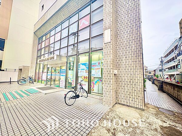 ◆サンサンと◆差し込む太陽の光がこのリビングに笑いをもたらす。ソファの上のクッションがポカポカした暖気にぬくぬくと微睡んでいる。