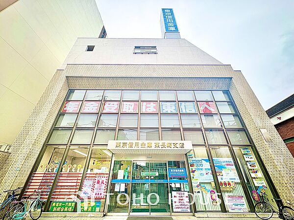 ここはみんなが集い、食事と楽しい会話が始まる場所。話に夢中になりすぎて、ついつい時を忘れ、夜半過ぎになってしまう。そんな束の間の幸せを感じさせてくれます。