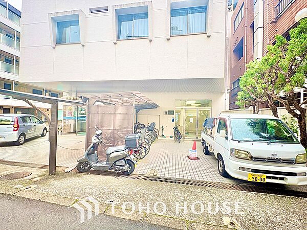 風の通り道。舞い込んでくる風が優しく躍り、室内に爽やかな空気を運んでくる。そこに季節の息吹を感じて、いまがどんな季節なのかを実感する。