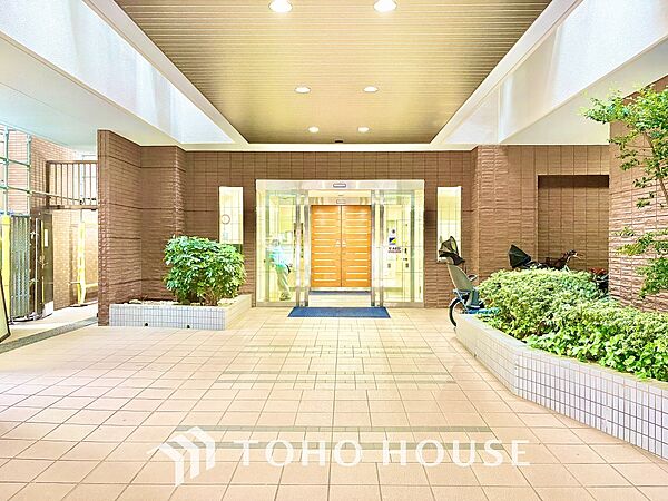 ここはみんなが集い、食事と楽しい会話が始まる場所。話に夢中になりすぎて、ついつい時を忘れ、夜半過ぎになってしまう。そんな束の間の幸せを感じさせてくれます。