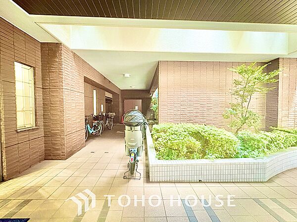 【living】居心地のいい暮らしには欠かせない眩い採光。ゆったりとした幅の窓からこの空間に降り注ぐ採光が絶えない。明るいリビングこそ居心地のいい暮らしが待っているのだと思う。