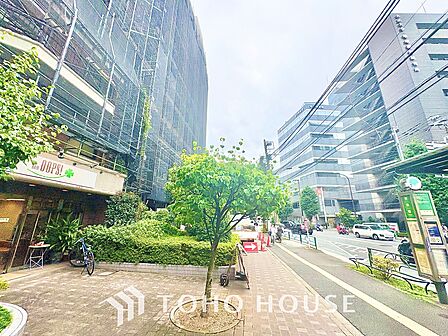 【浴室】《一日の疲れを落としてくれる場所は、落ち着く場所でなければならない》 高級感溢れるカラーと大きさ・柔らかな曲線で構成された半身浴も楽しめるバスタブが心地よさをもたらします。