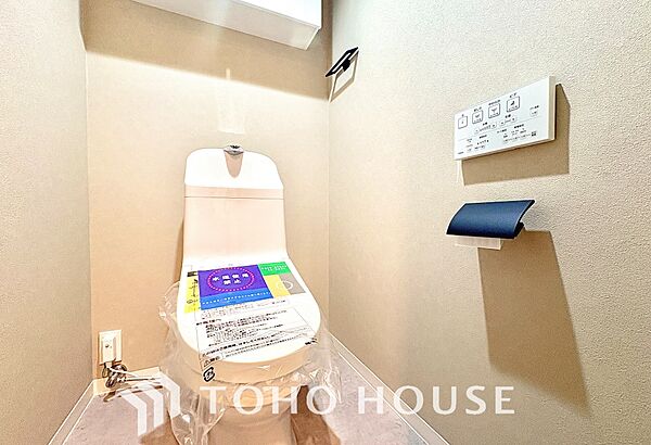 清潔感あるホワイト調のクロスと温もり溢れるモダンカラーの床材が見事に調和した本邸宅は、毎日の生活を少しでも快適に過ごして頂ける様に落ち着いた雰囲気作りから行っています。