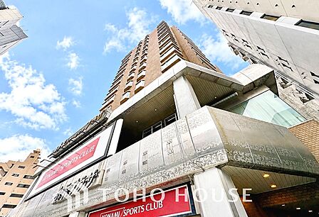 洗練されたファサードが印象的なマンション。日々の暮らしを心地よく包み込む、品格ある佇まいが魅力です。帰宅するたびに気分が高まります。