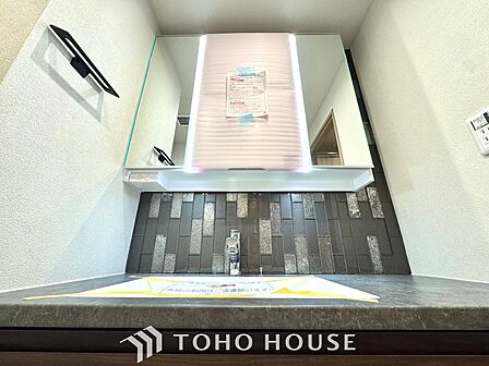 【Wash basin】十分な大きさの洗面台は収納もさる事ながら、身だしなみチェックや歯磨きなど、朝の慌ただしい時間でもホテルライクなスペースで余裕とゆとりを感じて頂けます。