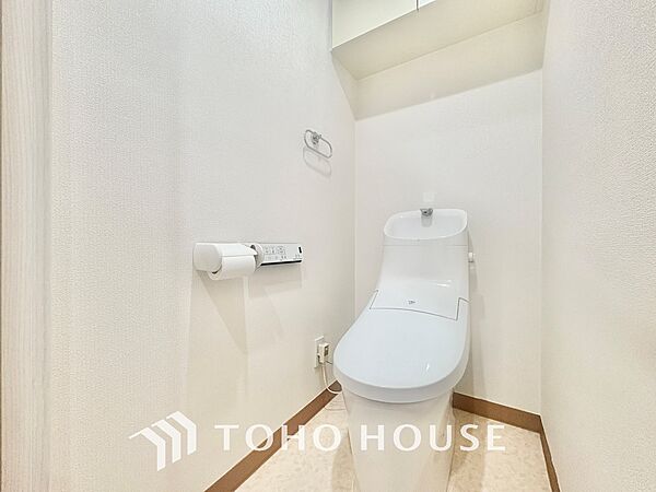 【RESTROOM】ホワイト調のクロスと温もり溢れるモダンカラーの床材が見事に調和した本邸宅は、毎日の生活を少しでも快適に過ごして頂ける様に落ち着いた雰囲気作りから行っています。