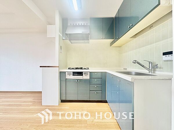 【KITCHEN】◆開放的◆後片付けが楽なシステムキッチン。収納スペースの充実！