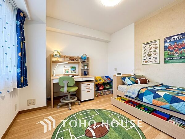 ※生成AIによるイメージです。家具・小物は販売価格に含まれません。【PRIVATE ROOM】◆属毛離裏◆子は父を手本とし、母に愛育されて成長する。家族の深い繋がり。いつまでも大切にしたい。
