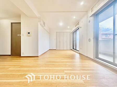 【LIVING】◆眩い◆光が燦々と入り、家族の笑顔を照らす。「いつまでも続いて」と願う夢のような毎日がここにある。