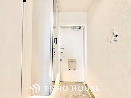 真っ直ぐに行く。新たな生活へ。これから歩むその一足がまた新たな道となる。