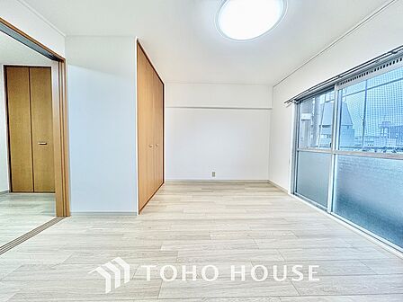 ここはみんなが集い、食事と楽しい会話が始まる場所。話に夢中になりすぎて、ついつい時を忘れ、夜半過ぎになってしまう。そんな束の間の幸せを感じさせてくれます。