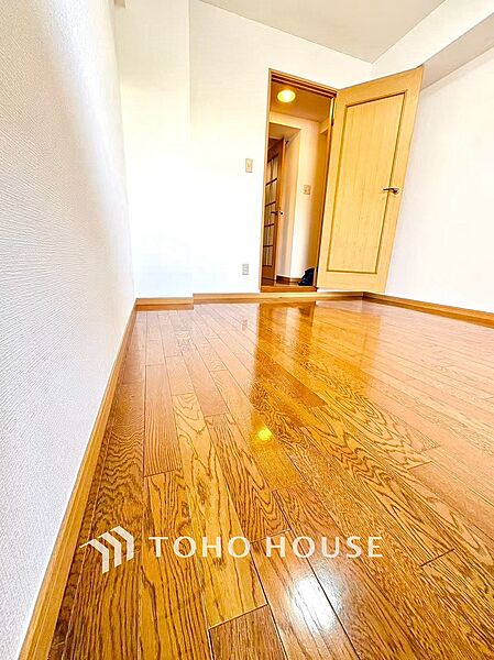 大きく開け放たれた壮大な景色。都内にいることを忘れさせてくれる自然豊かな分譲地。風がそよぎ、青空が歌い、太陽が微笑んでくれる幸せな住まい。