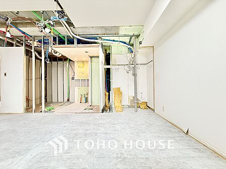 ◆間接照明◆オレンジ色の光が僕達を大人な気分にさせる。静かで優しく語りかけるその光は、今日の終わりを告げてくれ、でも明日にはいい事が必ず来るよ。そんな囁きが聞こえてくる