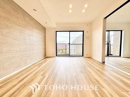 太陽光をたくさん感じながら、明るく豊かな暮らしを約束する住まい。四季の移ろいを感じながら過ごす毎日。なんとなく幸せ。