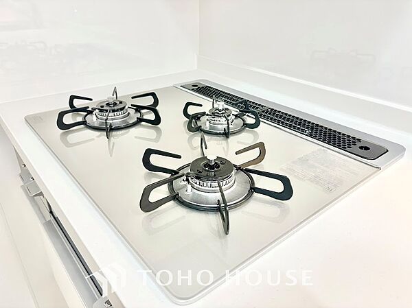 可能な限り余計なものを省いた3口コンロ。美しさと機能性を兼ね備えたスタイルはきっと何年もあなたの味方です。