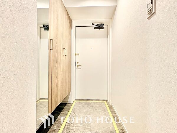真っ直ぐに行く。新たな生活へ。これから歩むその一足がまた新たな道となる。